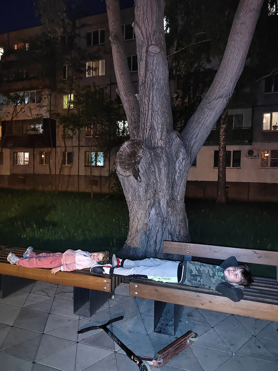 С сестрёнкой.