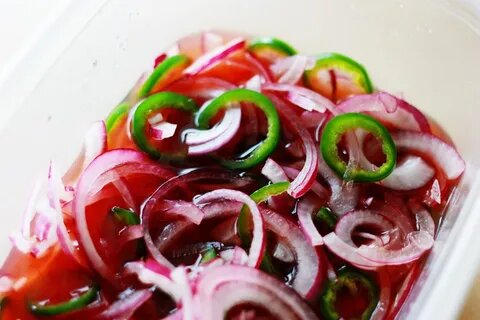 Рецепт маринованного лука с лимоном, чесноком и перцем