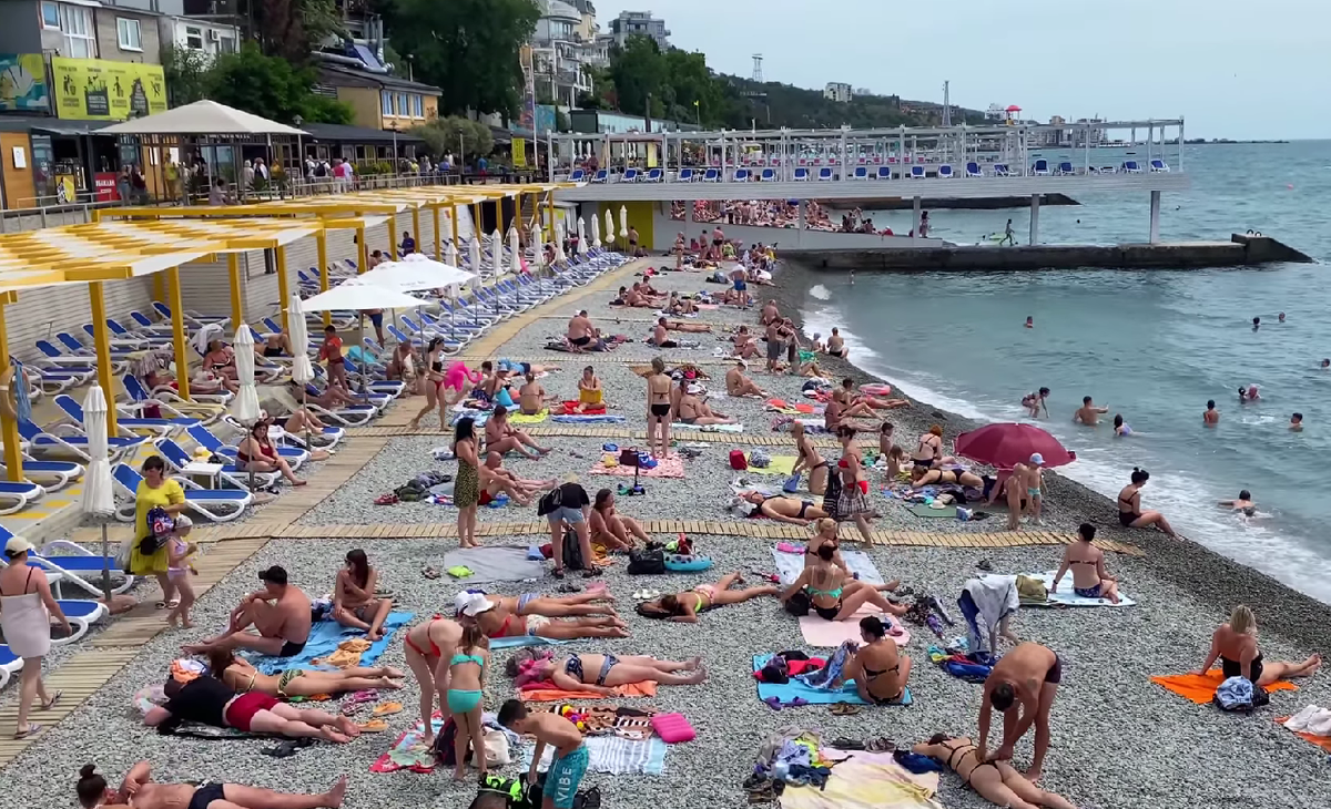 Массандровский пляж в июне 