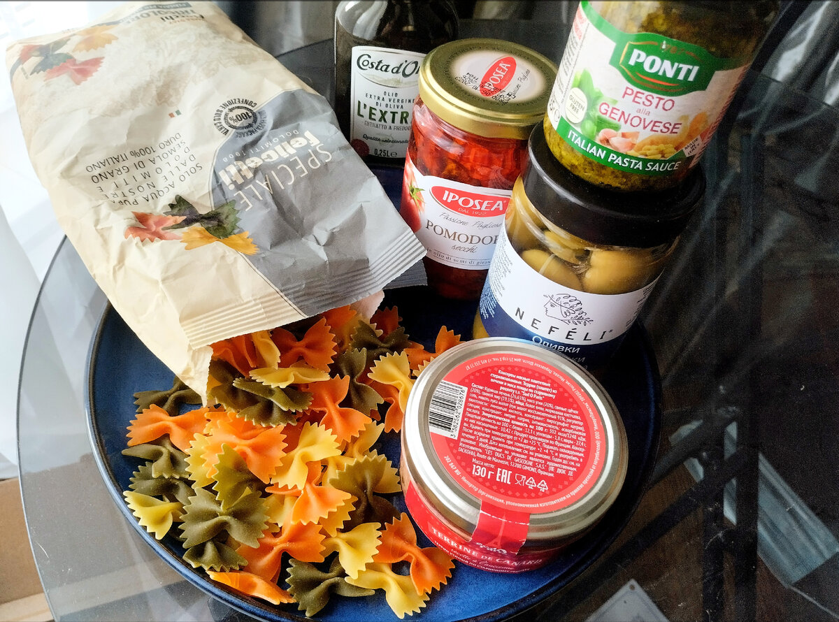 В наборе: трёхцветная паста с томатами и шпинатом, оливковое масло, оливки с сыром, соус песто, сушеные томаты в масле и утиный террин (фактически паштет из куриной печени, мяса утки и свиных щек). Не понял, зачем в набор входит оливковое масло, если томаты в масле.