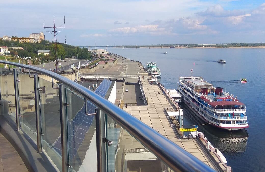 Вид с террасы ресторана «Река» на причал Волгограда