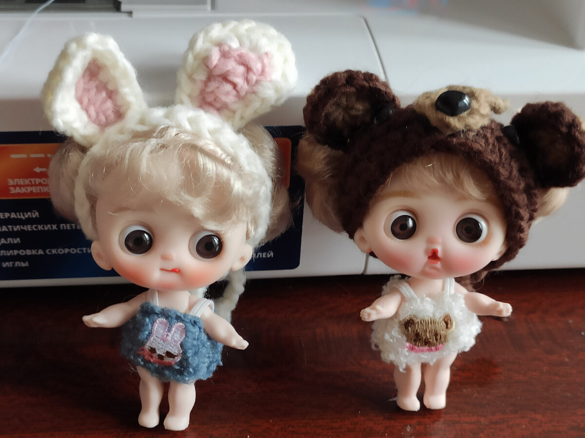 Куколки всего 8 см. Ручки и ножки двигаются.