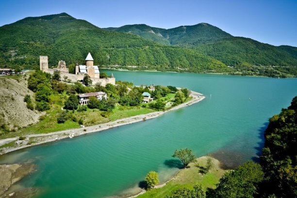 Старинная крепость на берегу водохранилища Жинвальской ГЭС