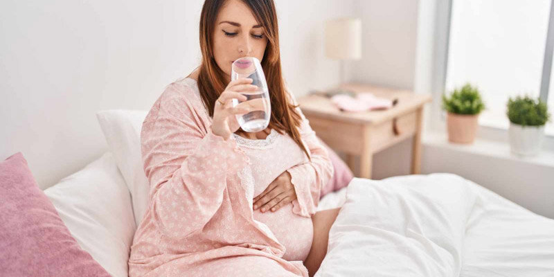 беременная женщина просыпается ночью и пьет воду