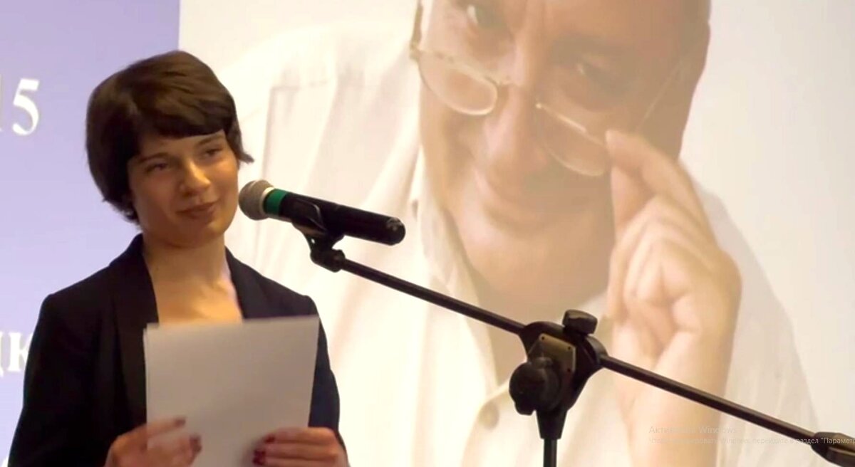 Один из текстов прочитала студентка 1 курса ГИ НГУ, внучка Михаила Михайловича Эмилия Колесова. Кадр любительского видео.