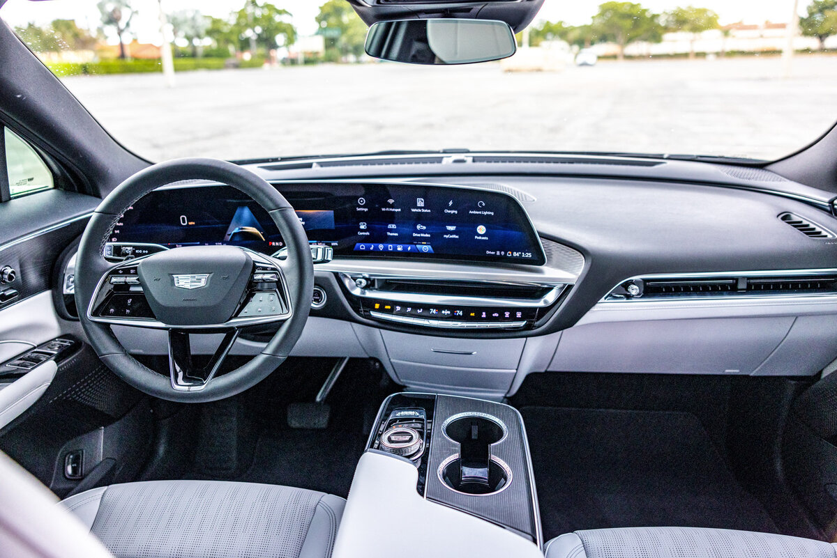 Длина/ширина/высота Cadillac Optiq равны соответственно 4822/1912/1643 миллиметрам, колёсная база — 2954 миллиметра. У кроссовера будут варианты с передним (204 силы) или полным (287 сил) приводом, но максимальная скорость в любом случае ограничена 180 км/ч. Вероятно, на первых порах у новинки будет единственная батарея на 80 киловатт-часов.Optiq можно считать уменьшенной версией модели Cadillac Lyriq: обе базируются на платформе Ultium, у обеих идентичные интерьеры с изогнутым трапецевидным информационно-развлекательным комплексом. Совпадают дизайн руля, передней панели, дверных карт, центрального тоннеля, интерфейс — всё по лекалам!