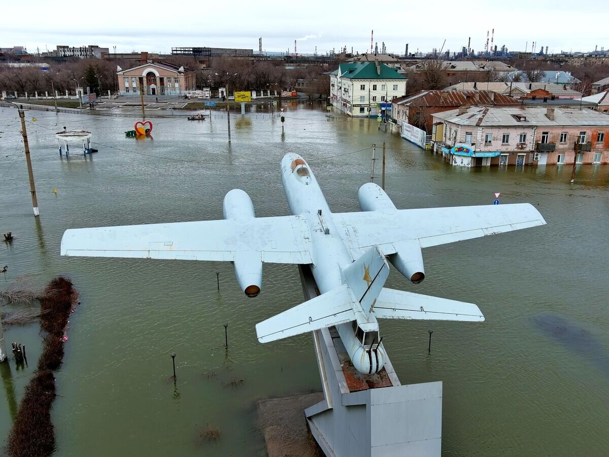    Последствия прорыва дамбы в районе площади Гагарина в Орске© РИА Новости / Владимир Астапкович