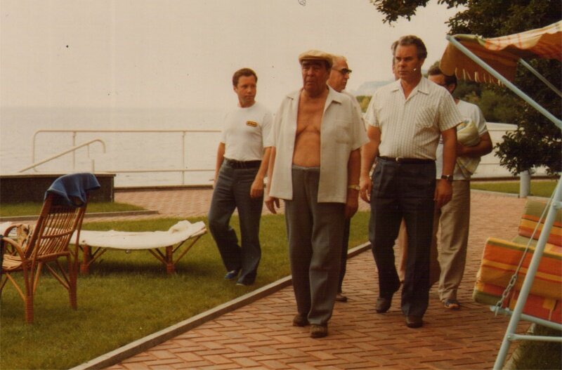 Слева направо: А. В. Садофьев, Л. И. Брежнев, А. Я. Рябенко, Г.В.Федотов(?), М.Т. Косырев ( с полотенцем). Крым. 1982 год.