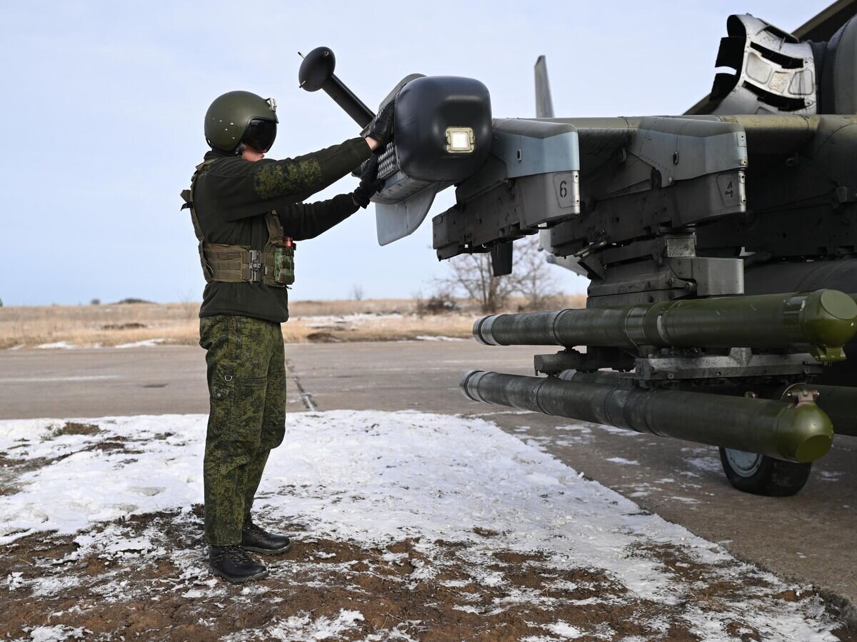    Военнослужащий группировки войск "Центр" ВС РФ подготавливает разведывательно-ударный вертолет Ка-52 к вылету для нанесения удара и выполнению боевых задач в зоне СВО© РИА Новости / Алексей Майшев
