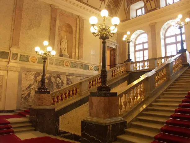 Парадная лестница. Фото: Государственный Русский музей, https://vk.cc/cw4MX1