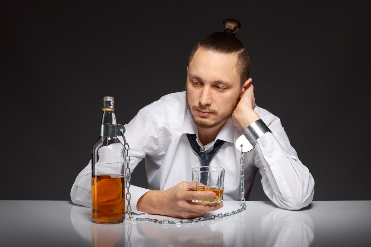 Сама причина пьянства лежит в области психологии, у алкоголиков имеются реальные или вымышленные причины. С течением времени заболевание прогрессирует, личные проблемы проявляются четче.
