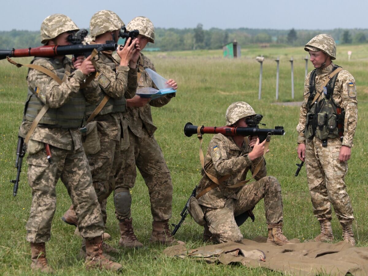    Военнослужащие вооруженных сил Украины во время военных учений на Яворовском полигоне во Львовской области© РИА Новости / Стрингер