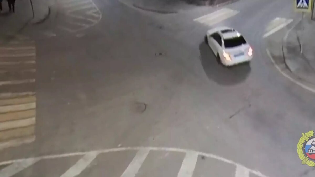     Полицейские задержали водителя белого Mercedes за дерзкий дрифт в центре Волгограда. Парня привлекли к административной ответственности.