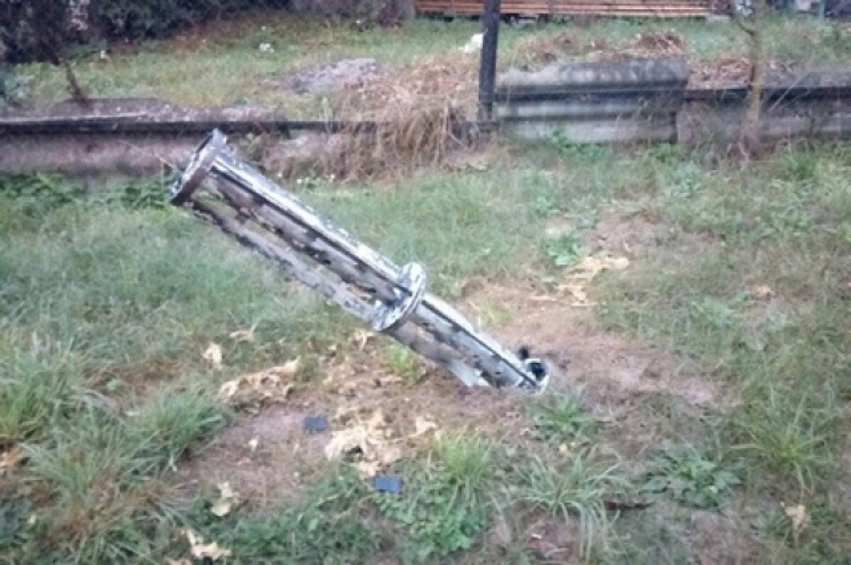    Прошило осколками.