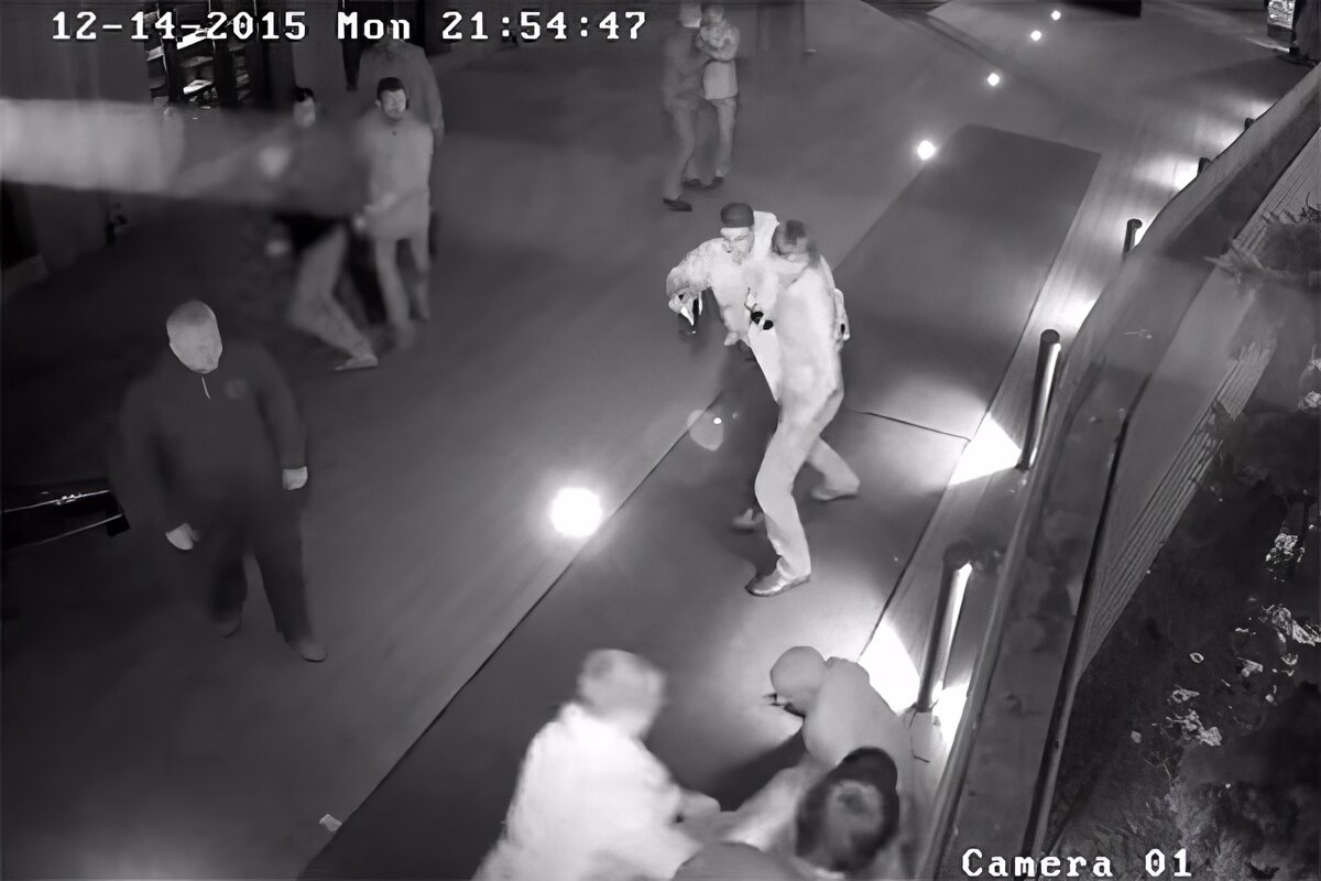 Фото с камеры видеонаблюдения: "Разборки" у ресторана Elements на улице Рочдельская