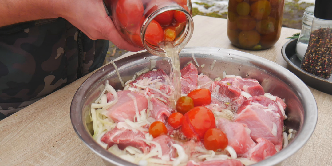 Шашлык в рассоле от помидор. Это что то новое.