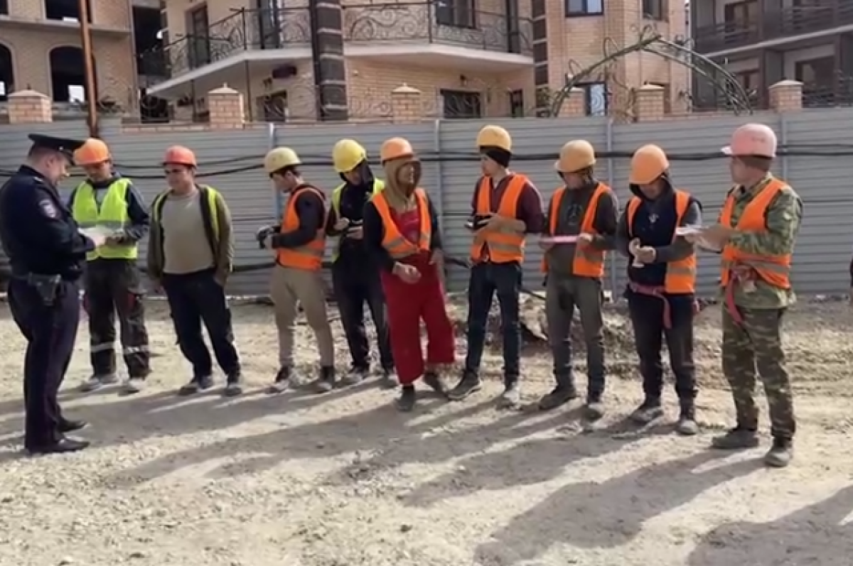    На стройках в Анапе выявили 24 незаконных мигранта