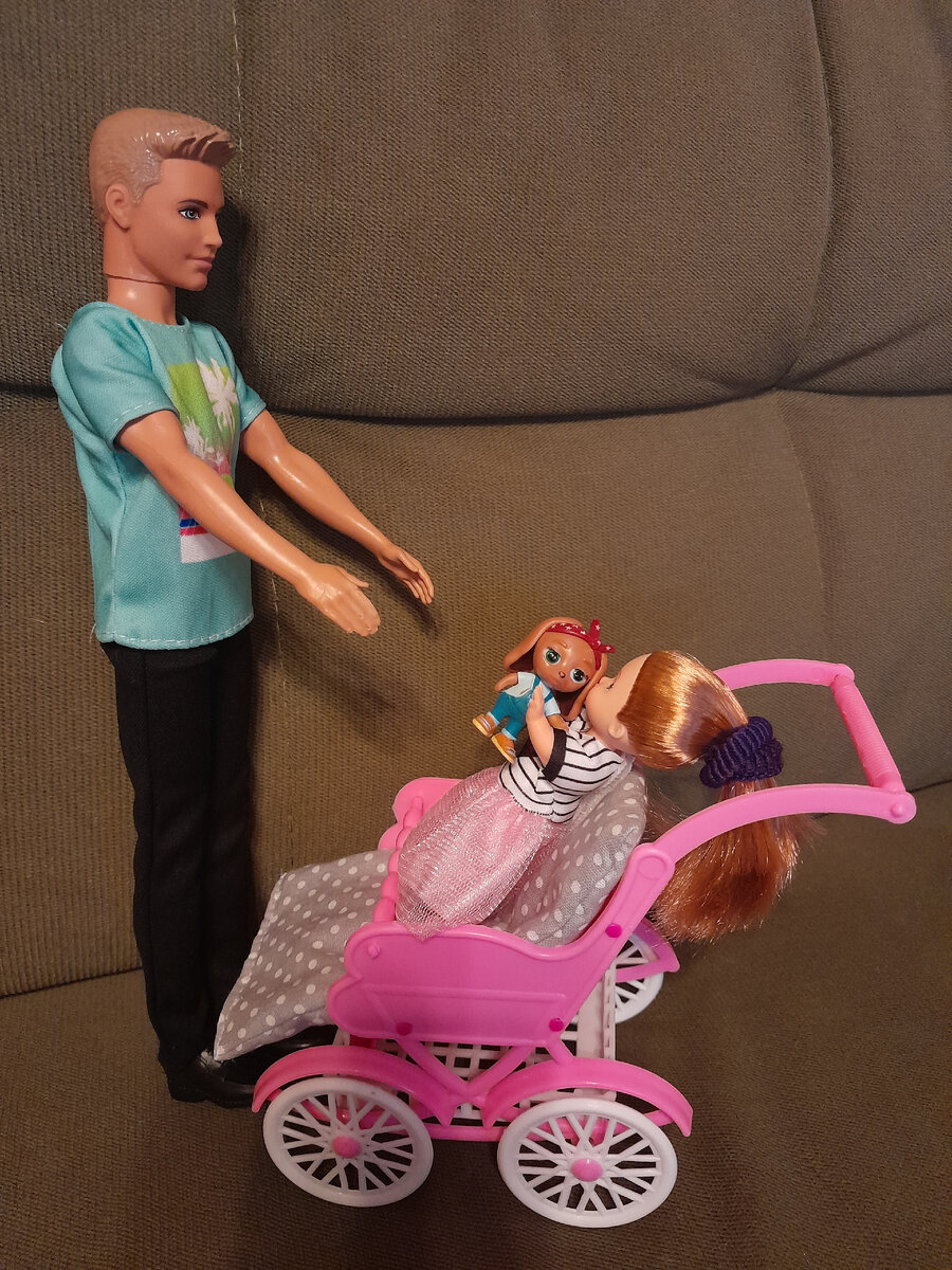 Джеймс догадался прийти с игрушкой)