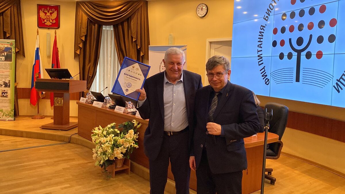 Благодарность участникам Космической программы Российской Федерации вручает директор НИИ ПП и СПТ – филиала ФГБУН «ФИЦ питания и биотехнологии», доктор экономических наук, Камбаров Алексей Олегович.