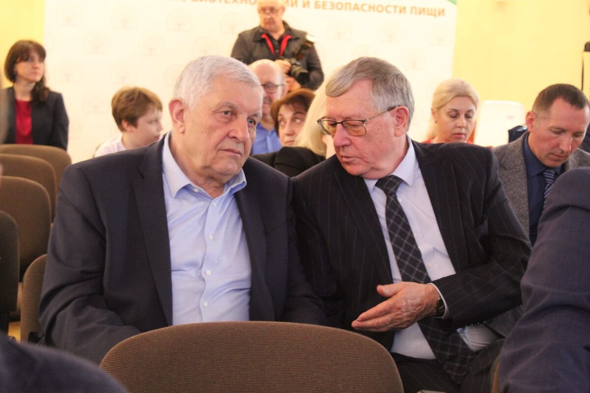 Директора ООО "НВП "БашИнком " к.тн. Вячеслав Иванович Кузнецов и ООО "Агрохолдинг "ПОИСК" к.с-х.н. Николай Николаевич Клименко - двух гигантов отечественного производства биопрепаратов и селекции 