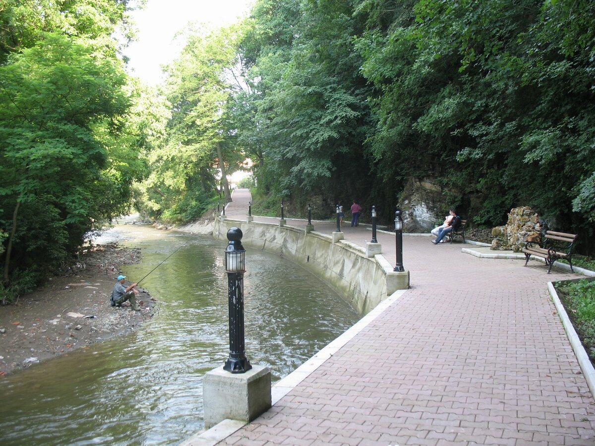 Наверное он ловит белицу. То что на средней Волге называют чебаком. Ну и а где белица и плотица или бодорка (плотва, сорога), там и пастрмка (форель). Правда последнюю сидя вот так не отловишь.