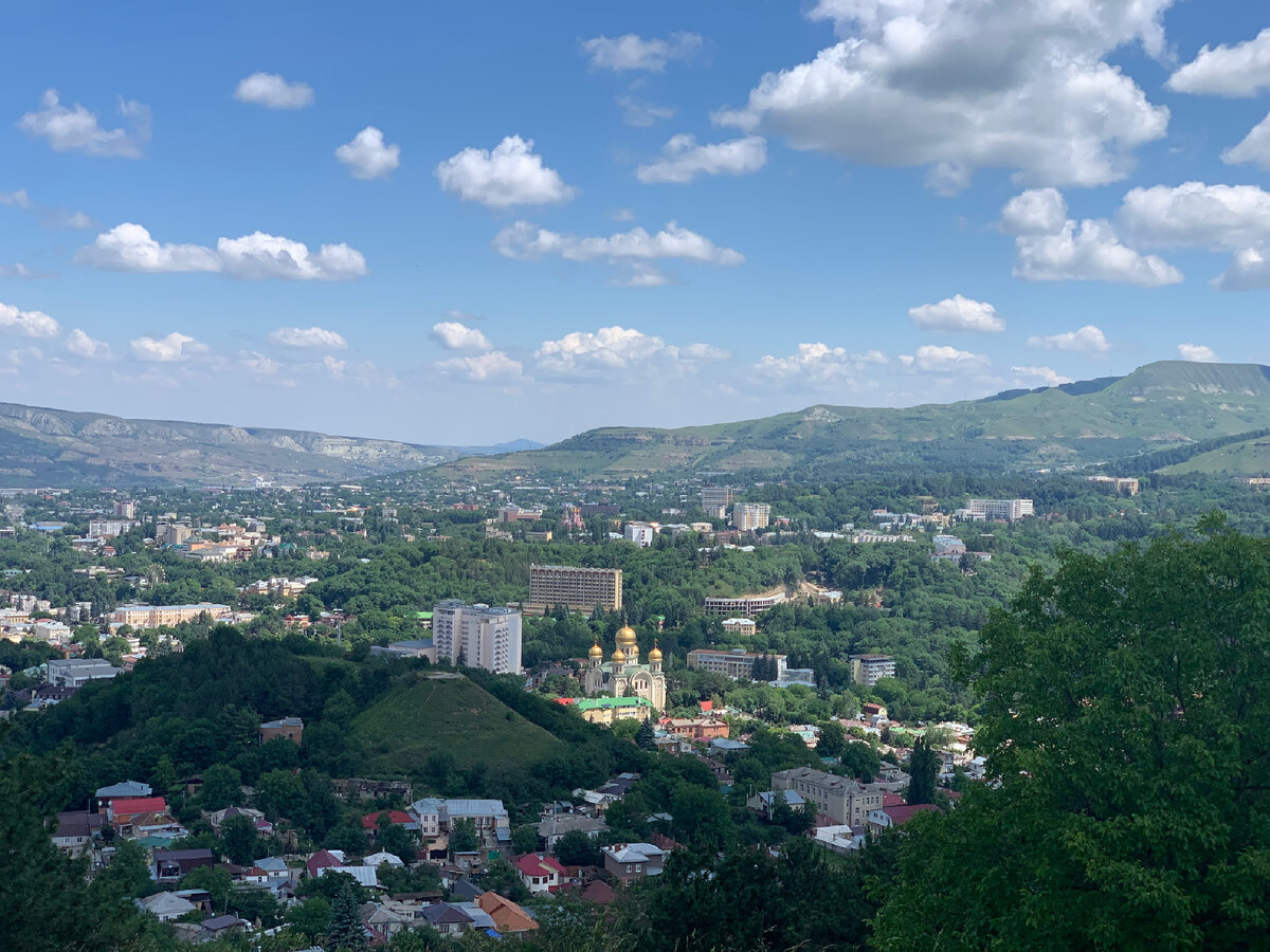 Вид на город с плато над нашими участками 