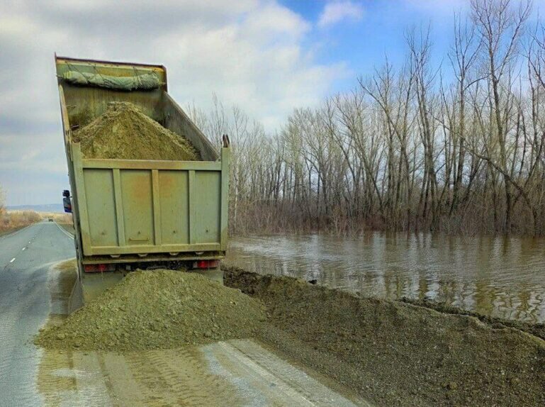    Дорожники не допустили перелива талых вод через трассу Оренбург – Орск Белов Михаил Александрович