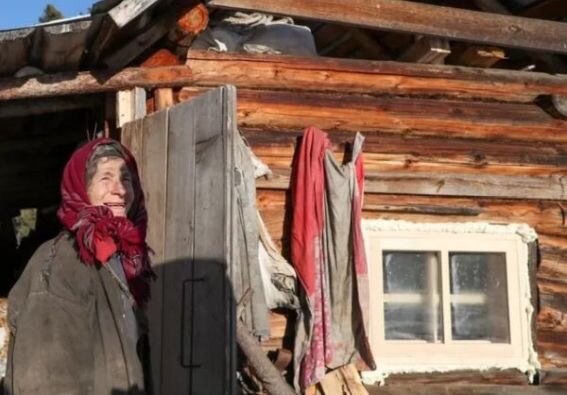Маленькие окна в древней русской избе