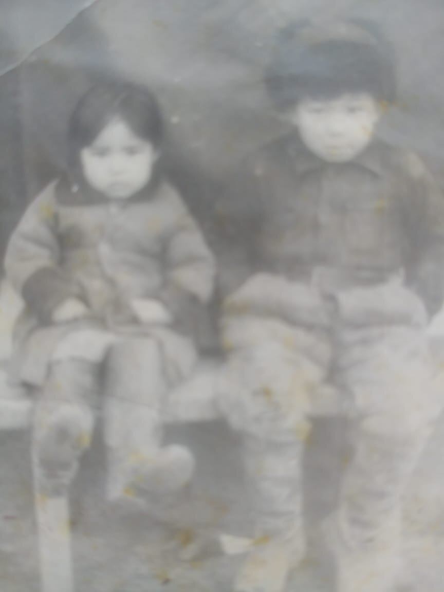 Дети от второго брака              Вскоре построили своими руками в соседнем совхозе  собственный бревенчатый дом. Старшие дети создали свои семьи и покинули село.  Дед Магзум увлекся художественной самодеятельностью, он неплохо играл на домбре, причем сделал ее сам. В составе совхозной агитбригады выступал перед зрителями на концертах. Его даже наградили патефоном и путевкой в санаторий.