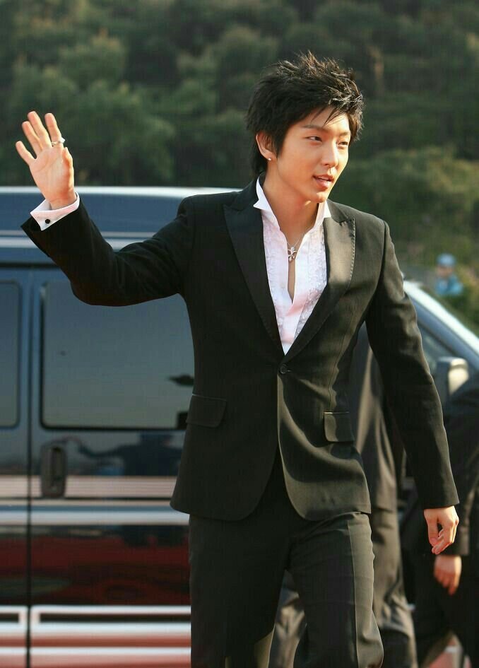 Это Кей. Он толькл что выписался из каталажки и кажется на полном серьезе считает, что изменчивый мир под него прогнулся. А кружевная рубаха? Все заметили? 