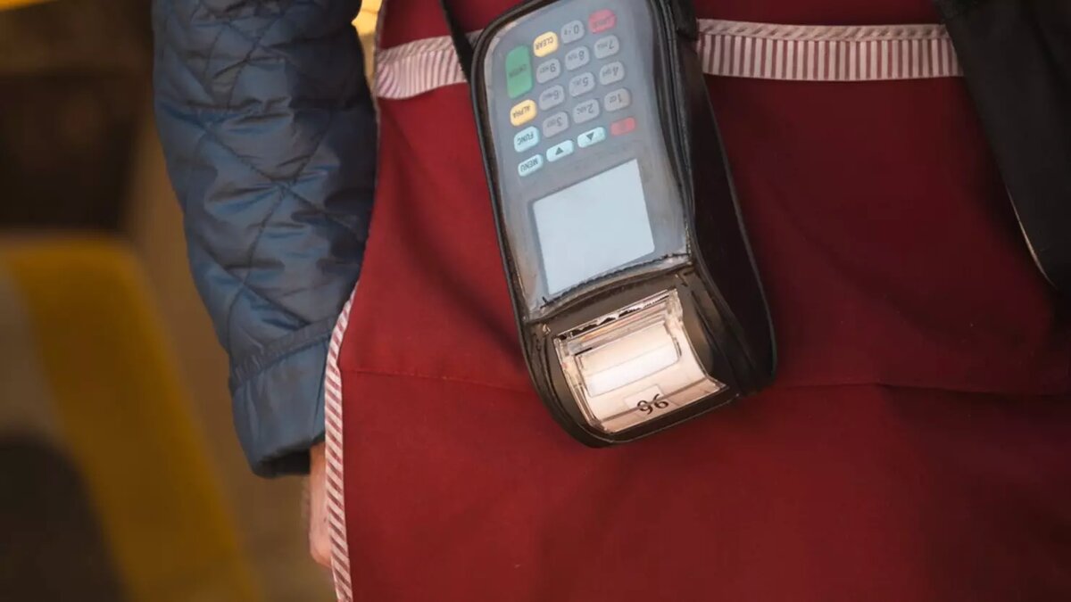     Минувшей ночью в Уфе автолюбители заметили искрящиеся троллейбусные провода. Об этом стало известно каналу «ЮТВ».