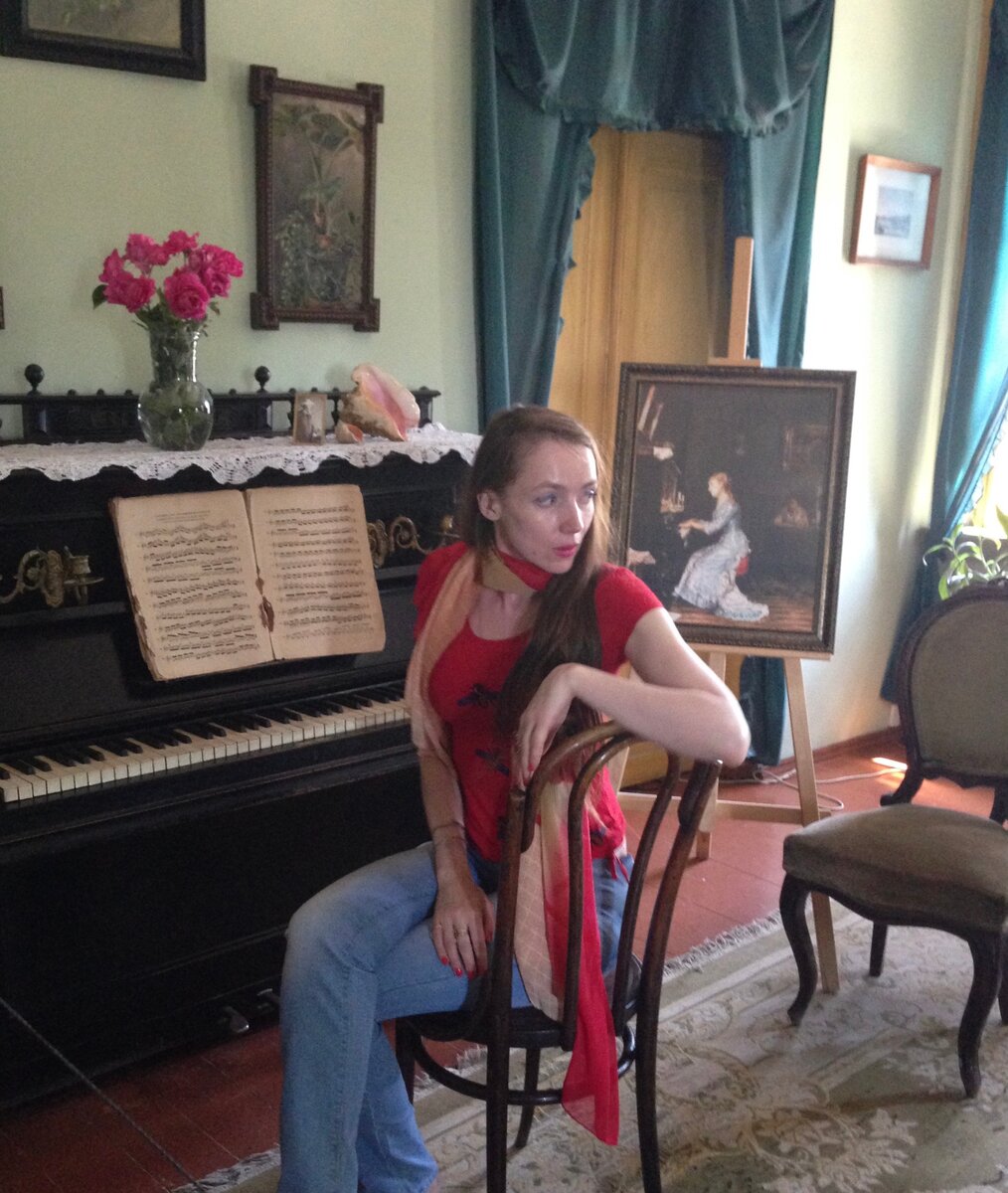 Решетина Елена в музее за партитурой