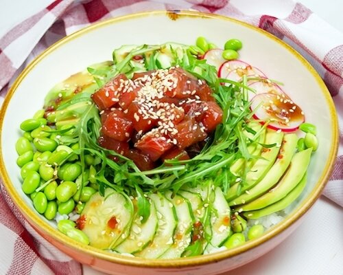 "Поке" с тунцом в устричном соусе, с авокадо и бобами "Эдамаме"