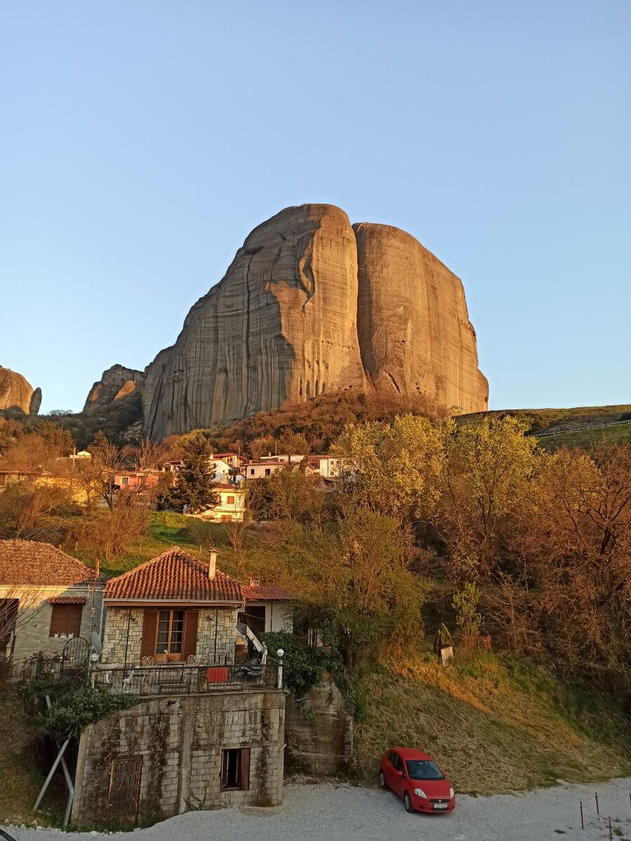 Скалы Метеоры в закатном солнце