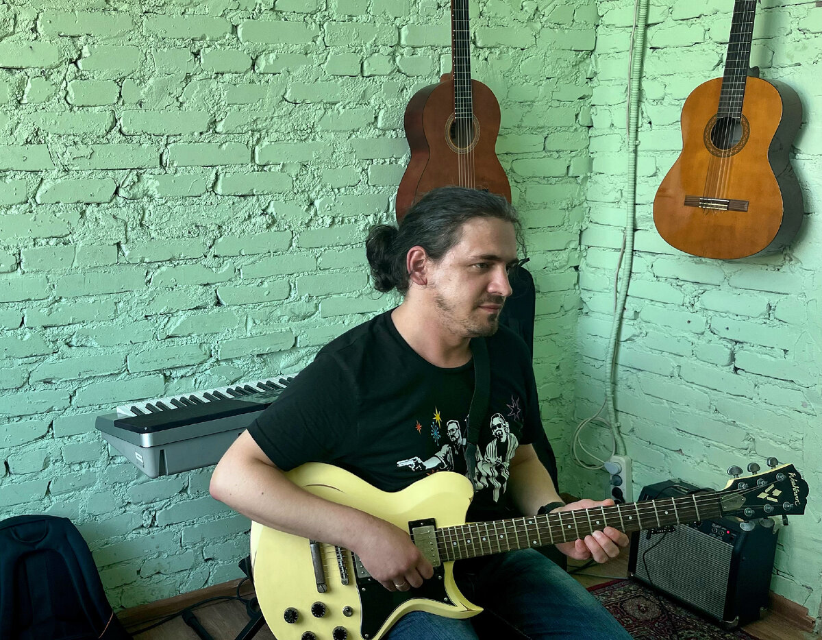 Ученик школы музыки Флэнджер Арт на уроке игры на гитаре