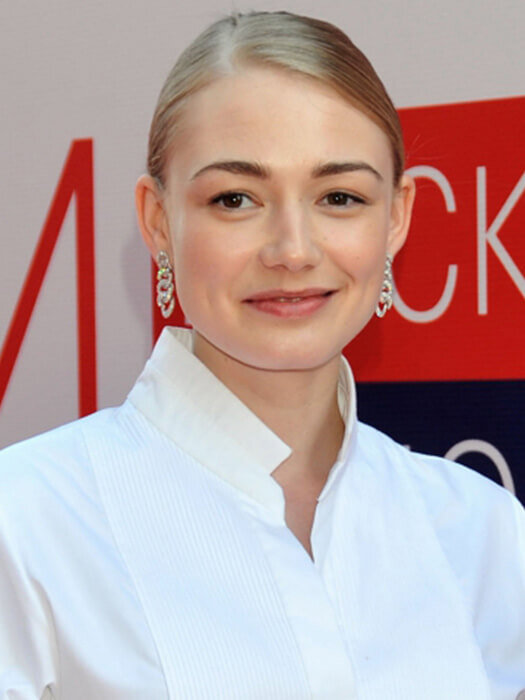 Родился 19 апреля 1987 года в Ленинграде в семье, не имеющей никакого отношения к искусству.С миром кино его познакомил Сергей Бодров.Он появился в фильме «Сестры» (2001).Далее последует зарубежная драма «Лилия навсегда» Лукаса Мудиссо.Он представил молодую актрису миру.За главную роль в фильме Акишина получила приз 13-го Стокгольмского международного кинофестиваля и престижную премию «Золотой пар» Шведской киноакадемии.В 2002 году по приглашению Филиппа Янковского Акишина снялась в фильме «В движении» вместе с Константином Хабенским и Федором Бондарчуком.В следующем году он играет в фильме «Игры мелодий» и в сериале «Каменская».Соглашается сыграть роль в голландском «Южном» проекте и изучает голландский язык.В 2004 году «государственный адвокат» Акишиной в Голливуде опирался на «превосходство Борн Этот фильм принес ему мировую значимость.Акишина появляется в фэнтези «Волк из серых собак», а затем в мюзикле «Хипстеры».В 2011 году Акишина блистает в биографическом фильме «Высоцкий».«спасибо за трюк» «Ника» и «Жорж», номинированные на две престижные награды за роли в фильме.После этого в его фильмографии появились романтическая комедия «8 первых свиданий» и ее продолжение.2016 В год он снялся в комедии «СуперБобры», драме «Молот» и триллере «Рассвет».Акиньшина сыграет роль в фантастическом триллере «Спутник» в 2020 году и в фильме Данилы Кузловского «Чернобыль» в 2021 году. 