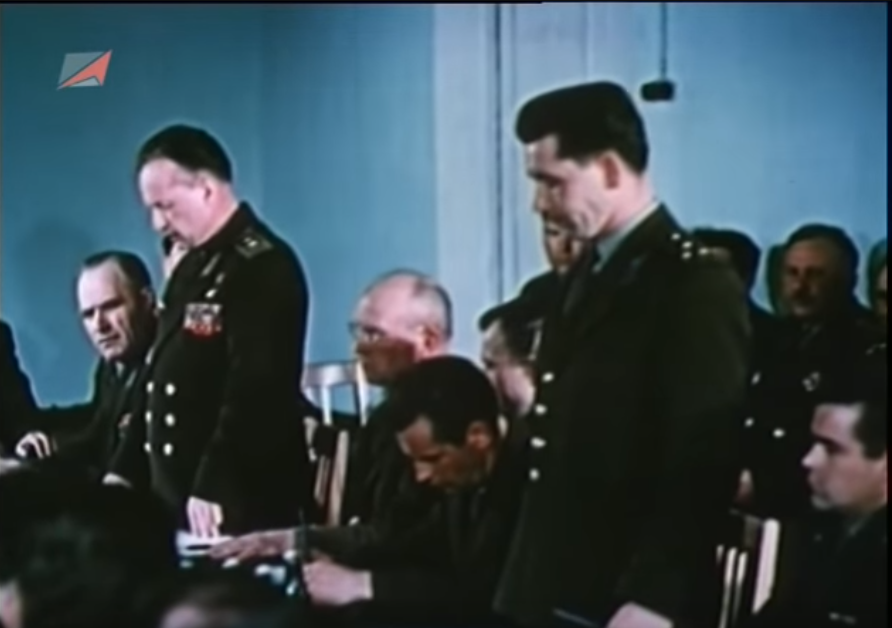 Григорий Нелюбов (стоит справа) во время одного из заседаний госкомиссии в начале 1961 года (кадр из фильма "Драма космонавта Нелюбова")