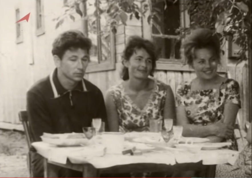 Григорий Нелюбов в кругу близких после отчисления из отряда космонавтов (кадр из фильма "Драма космонавта Нелюбова")