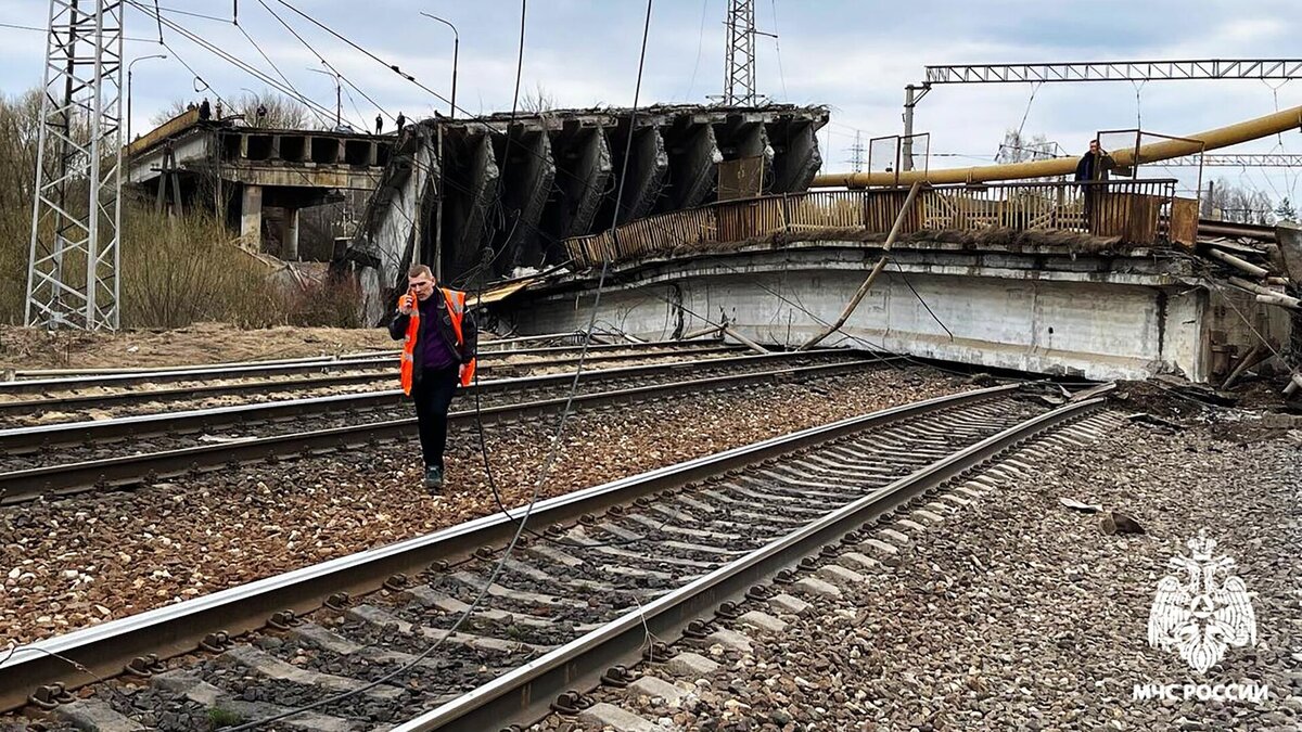 Рухнувший на ж/д пути путепровод в Вязьме. 08.04.2024