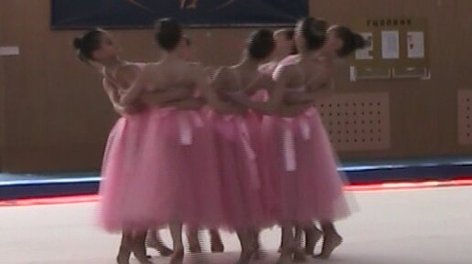 Гимнастки в розовых платьях