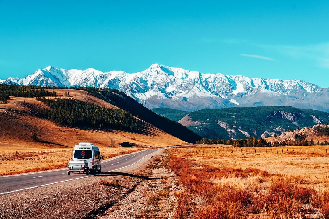 Алтайская дорога с пейзажем 