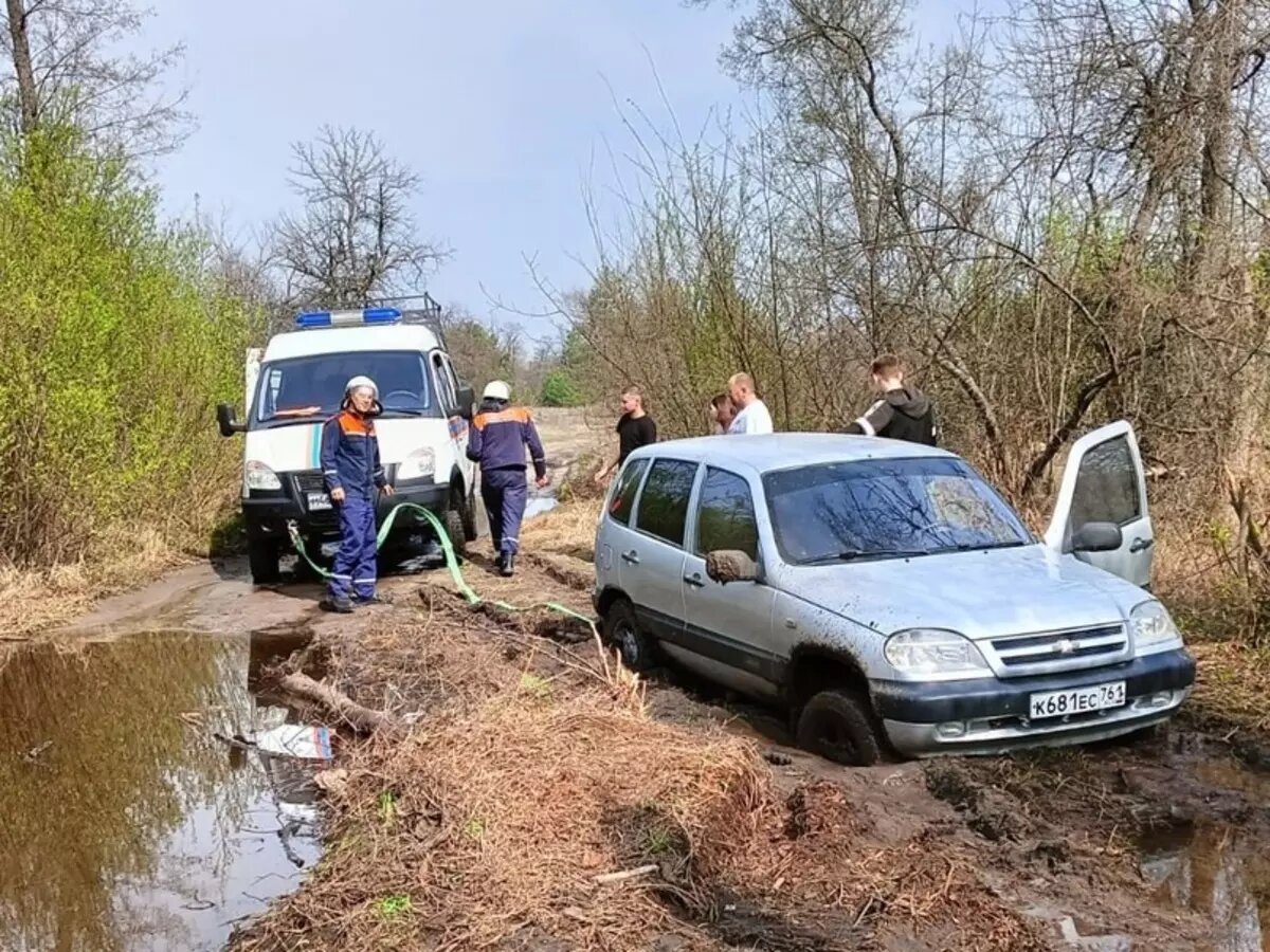 В Ростовской области спасли семью, застрявшую на машине в грязи | Donday.ru  | Дзен