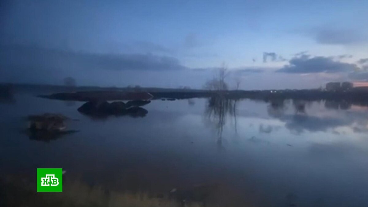 [ Смотреть видео на сайте НТВ ] Уровень воды в реке Урал в Оренбурге достиг отметки в 931 см. Как сообщили в мэрии Оренбурга, уровень воды в Урале на 1 см превысил опасную отметку (930 см).