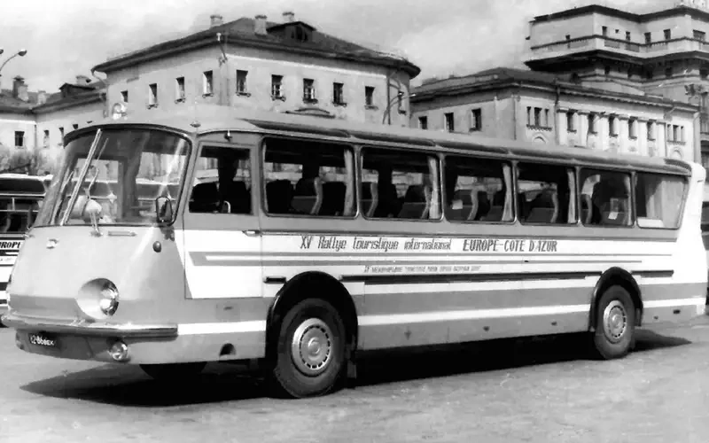 Основным отличием ЛАЗ-699А от, тогда еще мелкосерийной машины, была отделка более высокого качества. Длина автобуса превышала 10 метров, и он был способен перевозить более 40 человек.