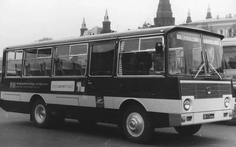 Основным отличием ЛАЗ-699А от, тогда еще мелкосерийной машины, была отделка более высокого качества. Длина автобуса превышала 10 метров, и он был способен перевозить более 40 человек.-2