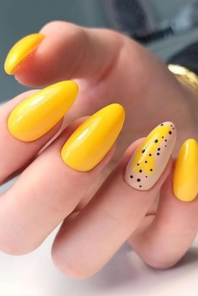 Необязательно покрывать все ногти только желтым, на одном можно сделать дизайн в виде черных точек или простых мазков.