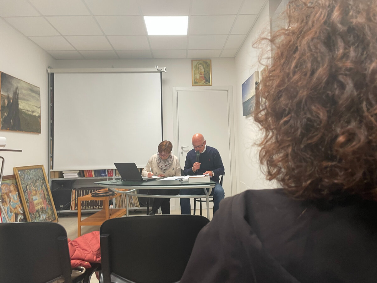 Финансовый специалист делает доклад о бюджете