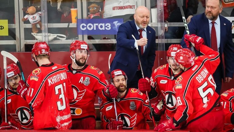    Главный тренер «Автомобилиста» Николай Заварухин (в центре) и игроки команды.ХК «Автомобилист»