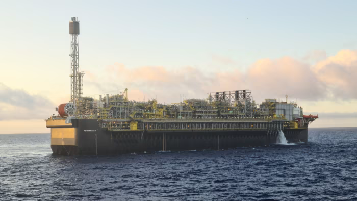 Одна из новейших нефтяных платформ у побережья Бразилии — плавучая производственная установка P-71, которая входит в число более чем 30, находящихся в ведении Petrobras 