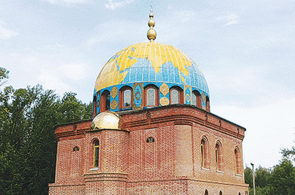    От молитвы тут стены дрожат.